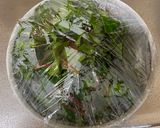 A picture of step 1 of Spinach and Mozzarella Salad.