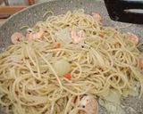 Foto langkah ke 5 dari resep Spagetti Aglio e Olio Topping Udang.