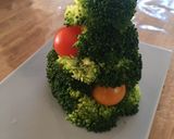 A picture of step 5 of Christmas tree salad.