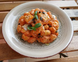 Foto del paso 6 de la receta: Gnocchi con salmón en salsa de tomate y queso crema al eneldo