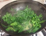 Foto del paso 2 de la receta: Revuelto de espinaca y champiñones frescos