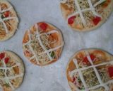 Foto langkah ke 4 dari resep Pizza Mini Sosis Mozzarella.