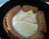 Foto langkah ke 2 dari resep Egg in The Ring (telur sosis).