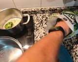 Foto del paso 3 de la receta Tortilla de brócoli con sobre mesa de tomate