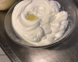 Une image de l'étape 4 de Gâteau soufflé aux yaourts et pétales de rose.