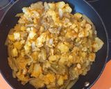 Foto del paso 5 de la receta: Patatas con borrajas rehogadas con ajo y pimentón: Guarnición ideal de carnes/pescado