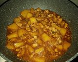 Foto langkah ke 5 dari resep Tumis Kentang Ayam Cincang.