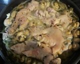 Foto del paso 3 de la receta Manitas de cerdo con cebolla y champiñones al vino blanco