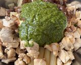 Foto del paso 4 de la receta: Pasta de pesto, pollo y cebolla