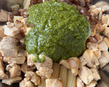 Foto del paso 4 de la receta: Pasta de pesto, pollo y cebolla