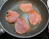 Foto del paso 4 de la receta Bocata de lomo adobado con champiñón y cebolla