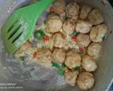 Cara Membuat Bakso Ikan Tenggiri Goreng Keriting Saus Telur Asin 5