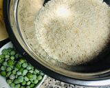 A picture of step 2 of Mutter Alo pulao.