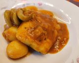 Foto del paso 5 de la receta Merluza en salsa de tomate con pasta y patatas baby