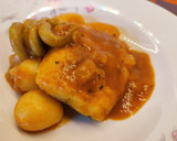 Foto del paso 5 de la receta: Merluza en salsa de tomate con pasta y patatas baby