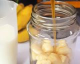 A picture of step 1 of Coffee overnight oats.