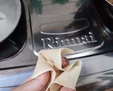 Foto langkah ke 3 dari resep Pangsit goreng isi ayam (olahan sisa ayam goreng).