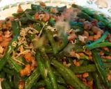 A picture of step 6 of Garlic pork with fried green bean.