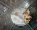 A picture of step 2 of Banana milkshake.
