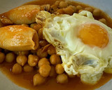 Foto del paso 7 de la receta: Garbanzos, chipirones y huevo frito