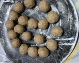 A picture of step 4 of Tilgul Laddu.