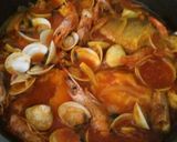 Foto del paso 5 de la receta: Merluza con salsa de langostinos mejillones y almejas