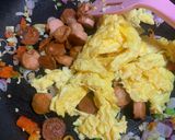 Foto langkah ke 3 dari resep Nasi Siram Telur dan Sosis.