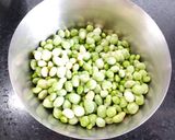 A picture of step 1 of Lilva Tuvar in green garlic gravy.