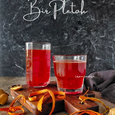 Ogil, onasi, qizi va otasi jinsiy aloqa uchun karta oynashmoqda Ehtirosli massajchi rus tilida uyatchan yosh sargish ayolni aylantiradi