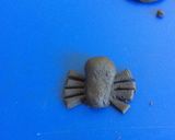 Foto del paso 5 de la receta: Arañas de pastillaje para Halloween 👻👻