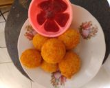 Foto langkah ke 4 dari resep Rice Ball simpel isi Sosis keju.