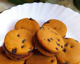 Foto del paso 3 de la receta: Alfajorcitos Con Masa De Dulce De Leche, Chips Y Chocolate