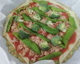 Foto del paso 5 de la receta: Pizza de atún y verduras con base de brócoli y zanahoria