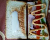 Foto langkah ke 6 dari resep Smoked Beef Mayo Sandwich.