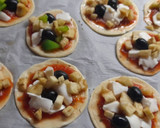 Foto del paso 4 de la receta: Mini pizzas de verdura y anchoas