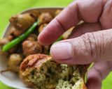 A picture of step 8 of Methi Pakoda.