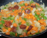 Foto del paso 4 de la receta: Calamares con chorizo picante y verduras