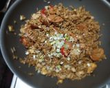 Foto langkah ke 2 dari resep Nasi goreng sosis.