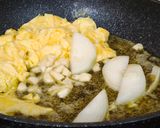 Foto langkah ke 3 dari resep Sosis Telur Saus Mentega.