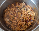 Foto del paso 5 de la receta: Pollo deshebrado con chile ancho