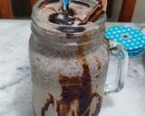 A picture of step 1 of Oreo thick smoothie.