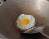 Foto langkah ke 2 dari resep Kwetiau goreng mix spinach and scrambled egg.