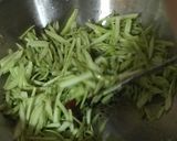 A picture of step 3 of Lau’er Khosha Bhaja (Bottle Gourd Skin Fry) 💁🏻♀️.