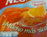 Foto del paso 1 de la receta: Gelatina de agua sabor naranja con queso philadelphia a lo Carmelita