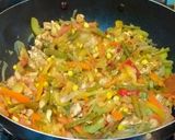 Foto del paso 4 de la receta: Salteado de pollo y vegetales al wok