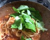 Foto del paso 3 de la receta: Spaghettis con salmón y queso feta