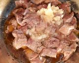 Foto del paso 2 de la receta: Cubos de hígado encebollados con puré