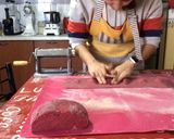 Foto del passaggio 6 della ricetta Ravioli di barbabietola alla ricotta e miele