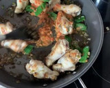Foto del paso 2 de la receta: Arroz integral con pollo y langostinos