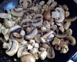 Foto del paso 3 de la receta: Tallarines con salsa bechamel, pollo y champiñones